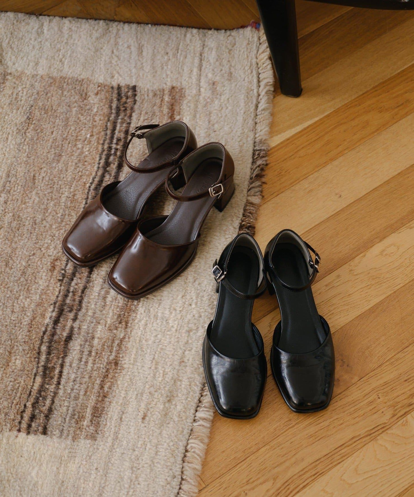 方頭帶扣高跟鞋