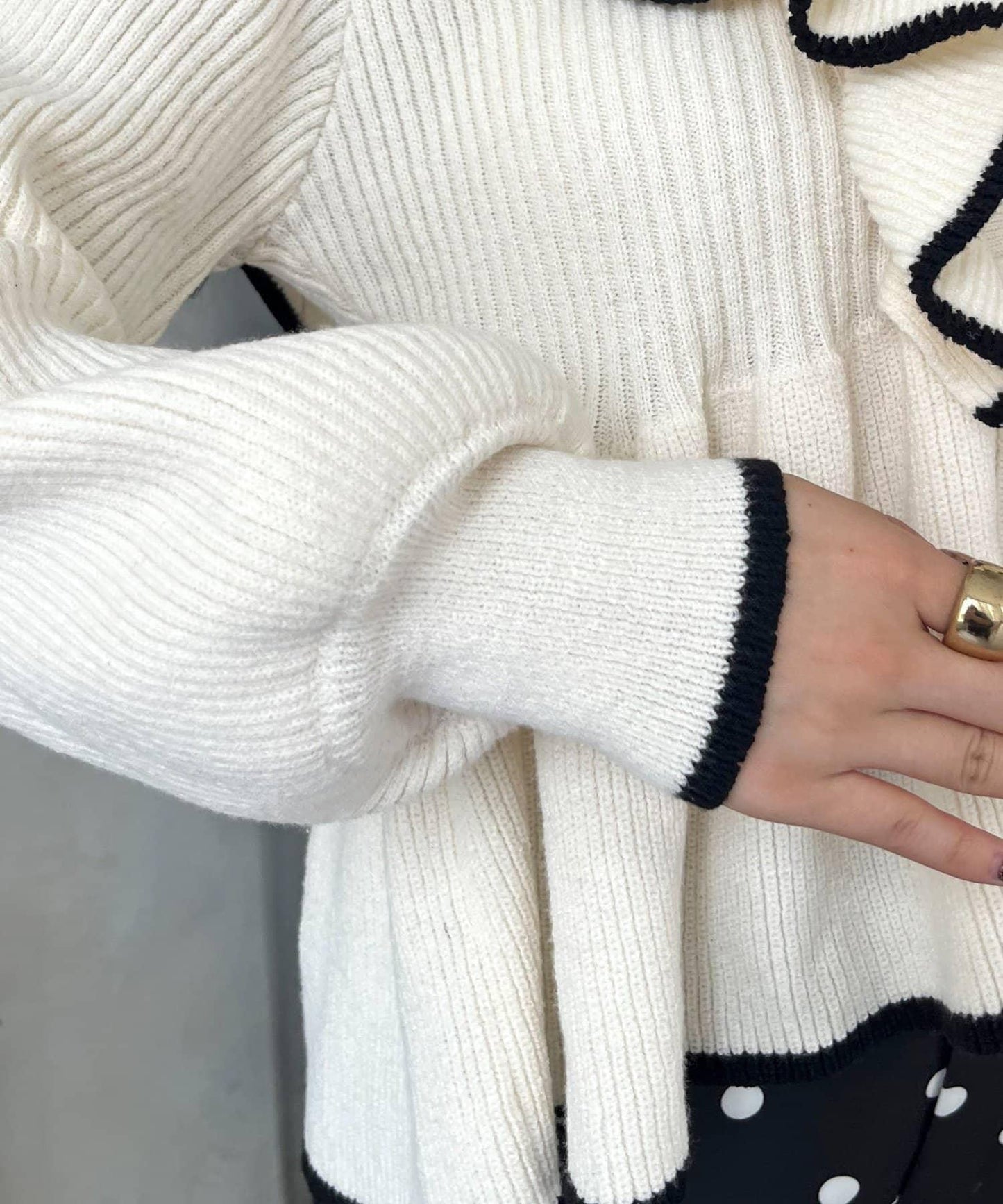 珍珠扣拼色荷葉邊短款針織衫