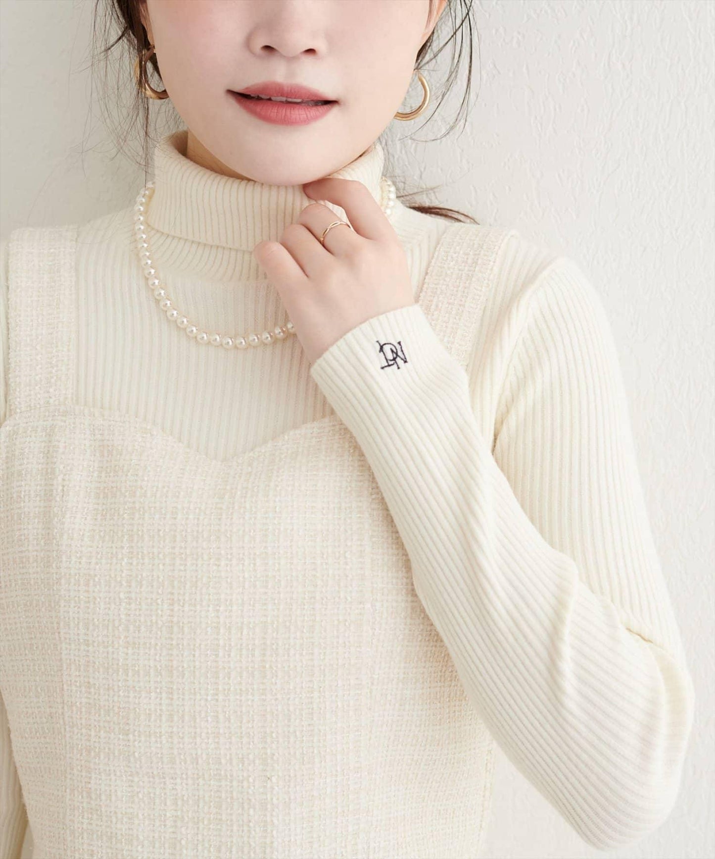 單點刺繡高領羅紋針織衫