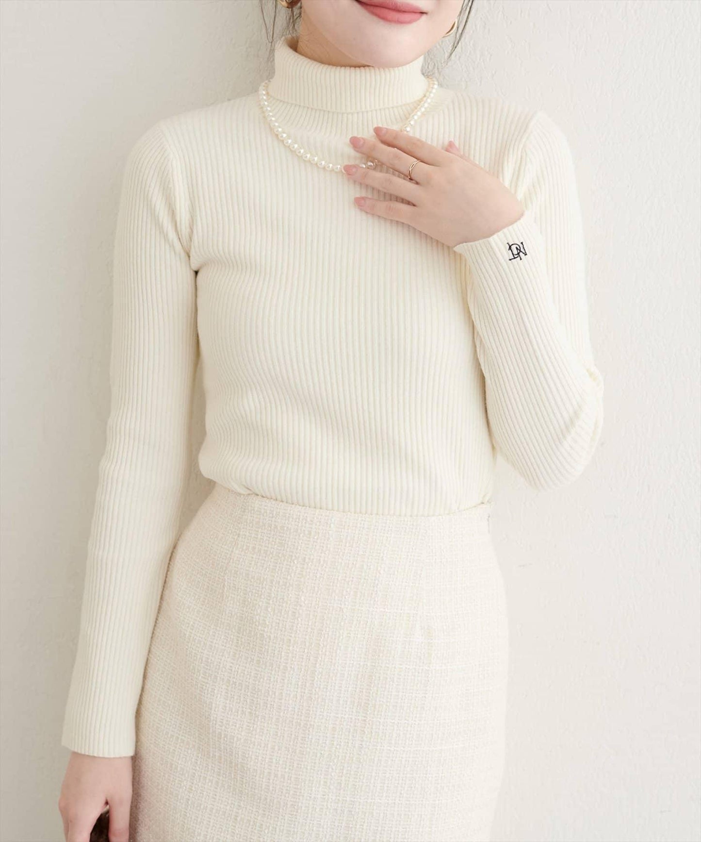 單點刺繡高領羅紋針織衫