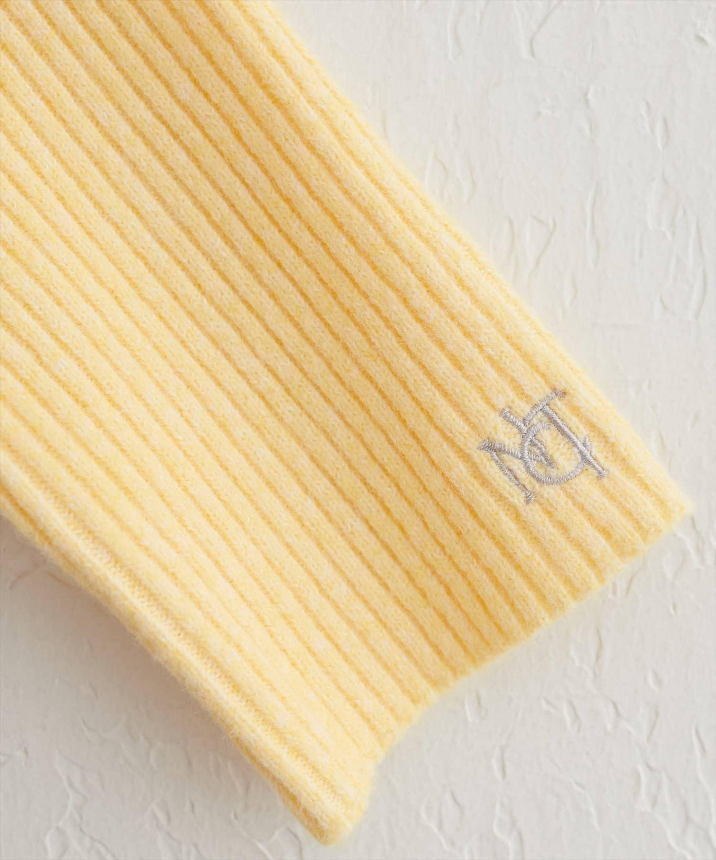 單點刺繡高領羅紋針織衫