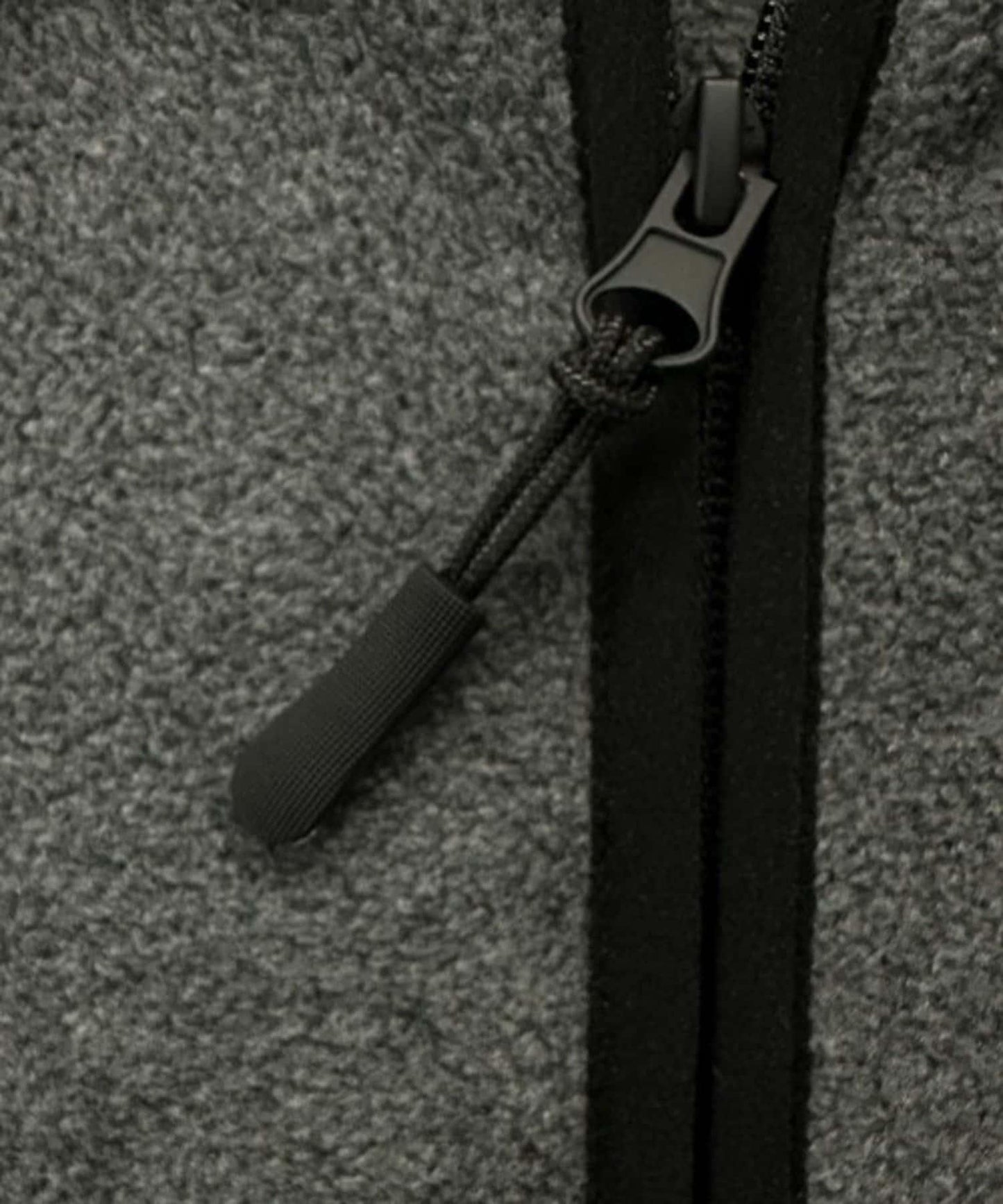 半拉鍊胸部刺繡抓絨衫