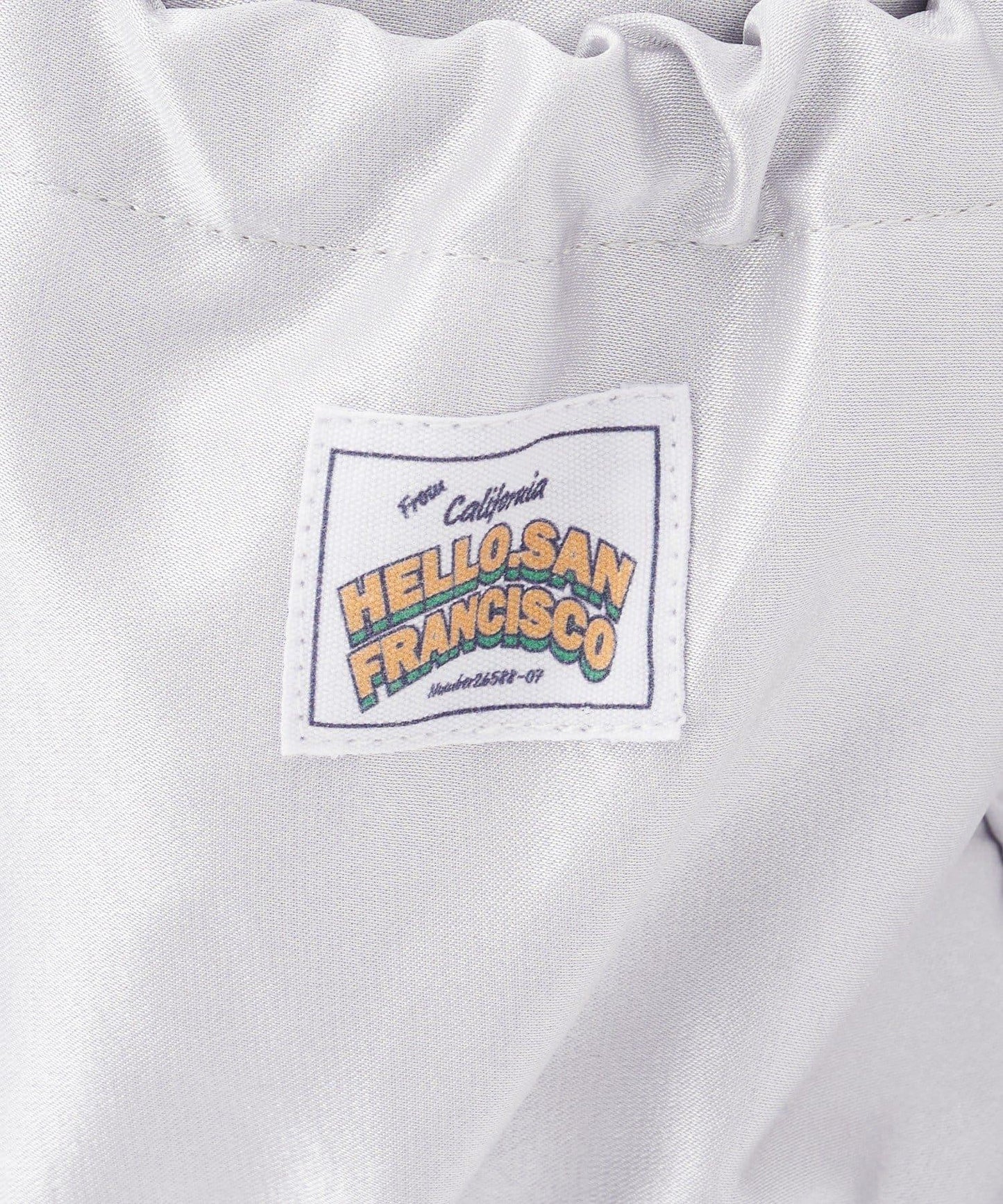 【HELLO.SANFRANCISCO/ハローサンフランシスコ】標誌刺繡緞面雙肩包