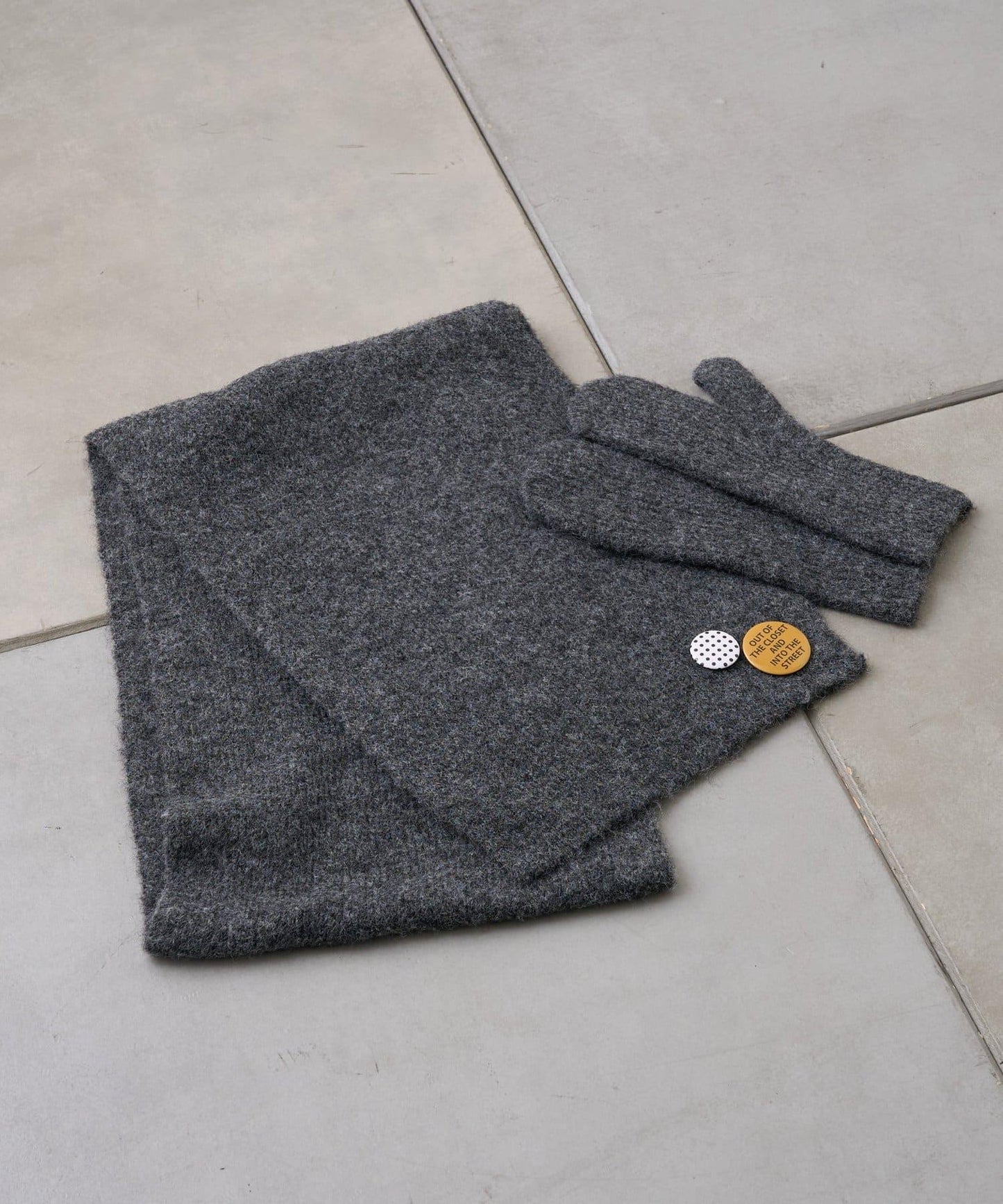 附徽章圍巾×手套三件套