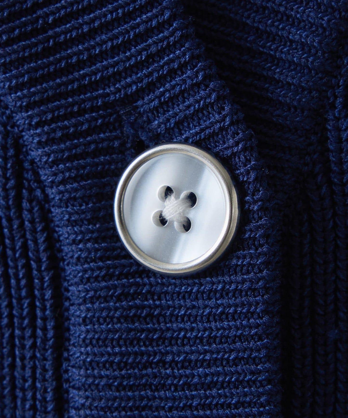 【腰部遮蓋】亮面紐扣開衫