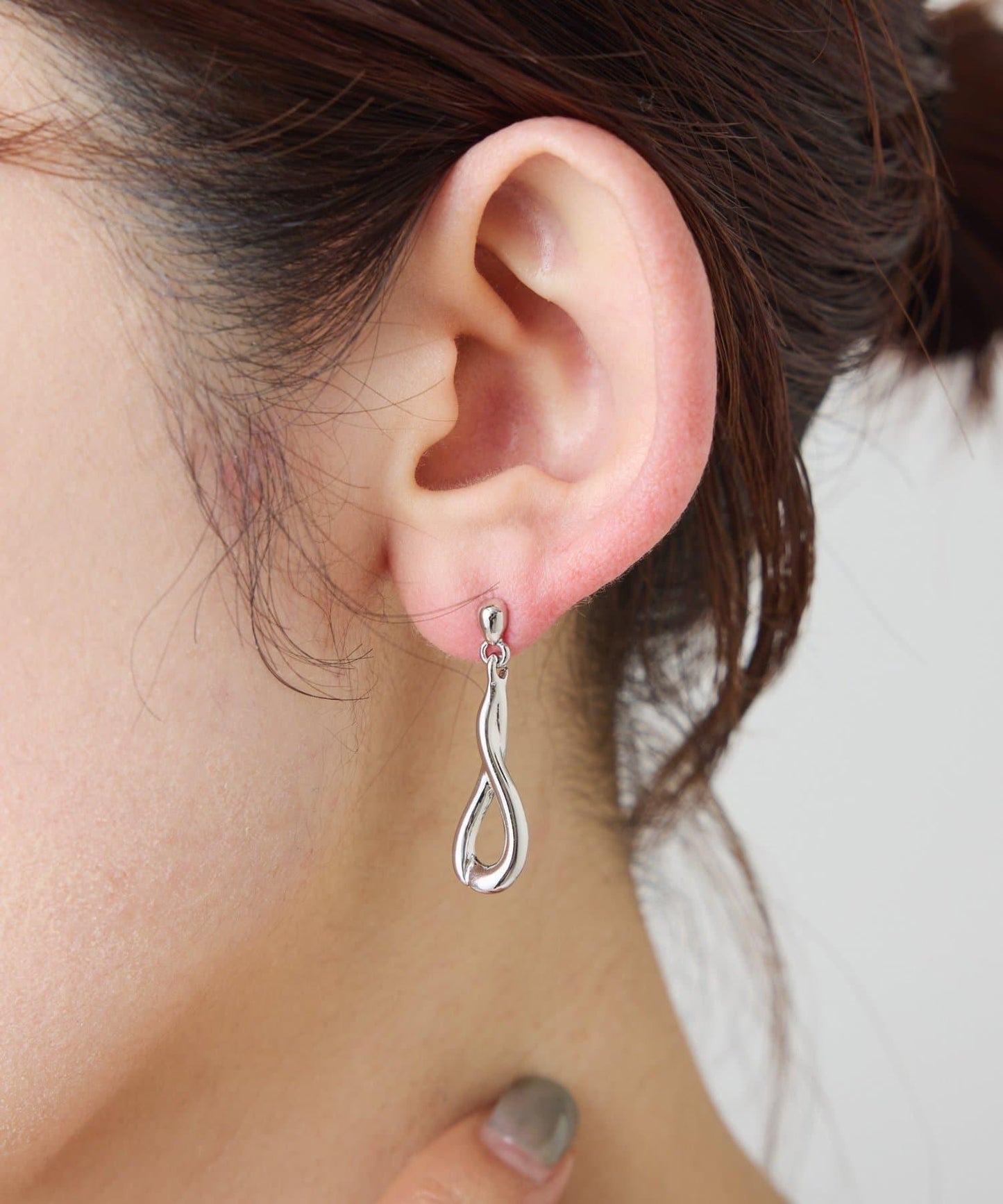 PAPILLONNER/パピヨネ 扭紋垂墜耳飾