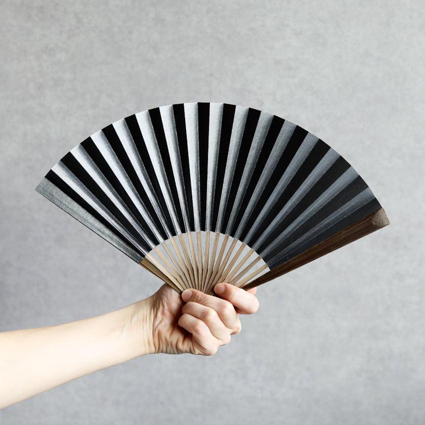 【扇子】箔図 image1 黒 唐木骨 7寸 | 京扇子 | 米原康人