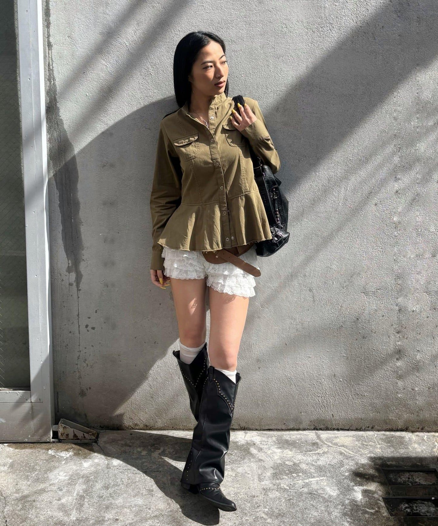 WHO'S WHO gallery 軍事風荷葉下襬女襯衫
