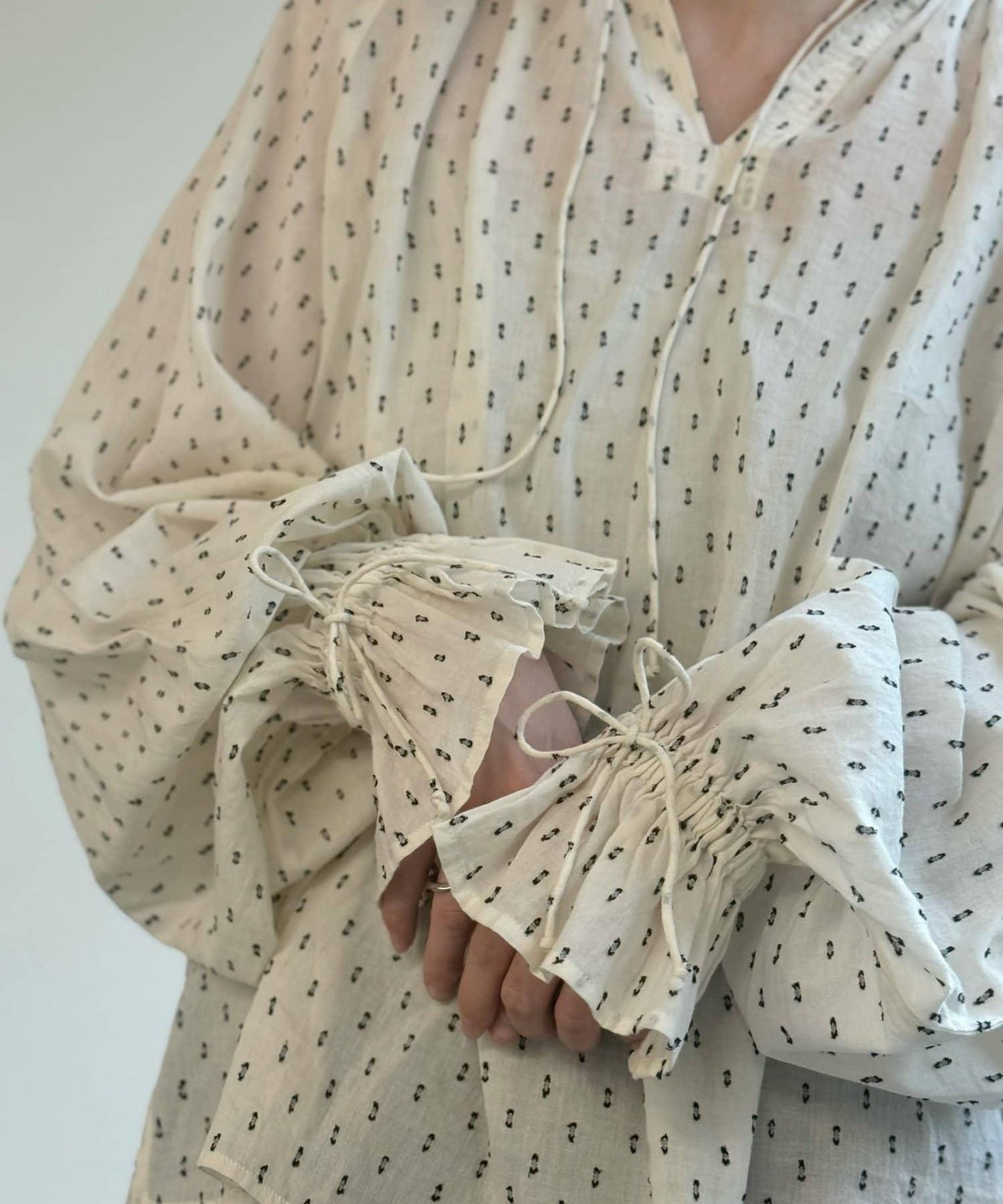 近日開始 小款提花襯衫