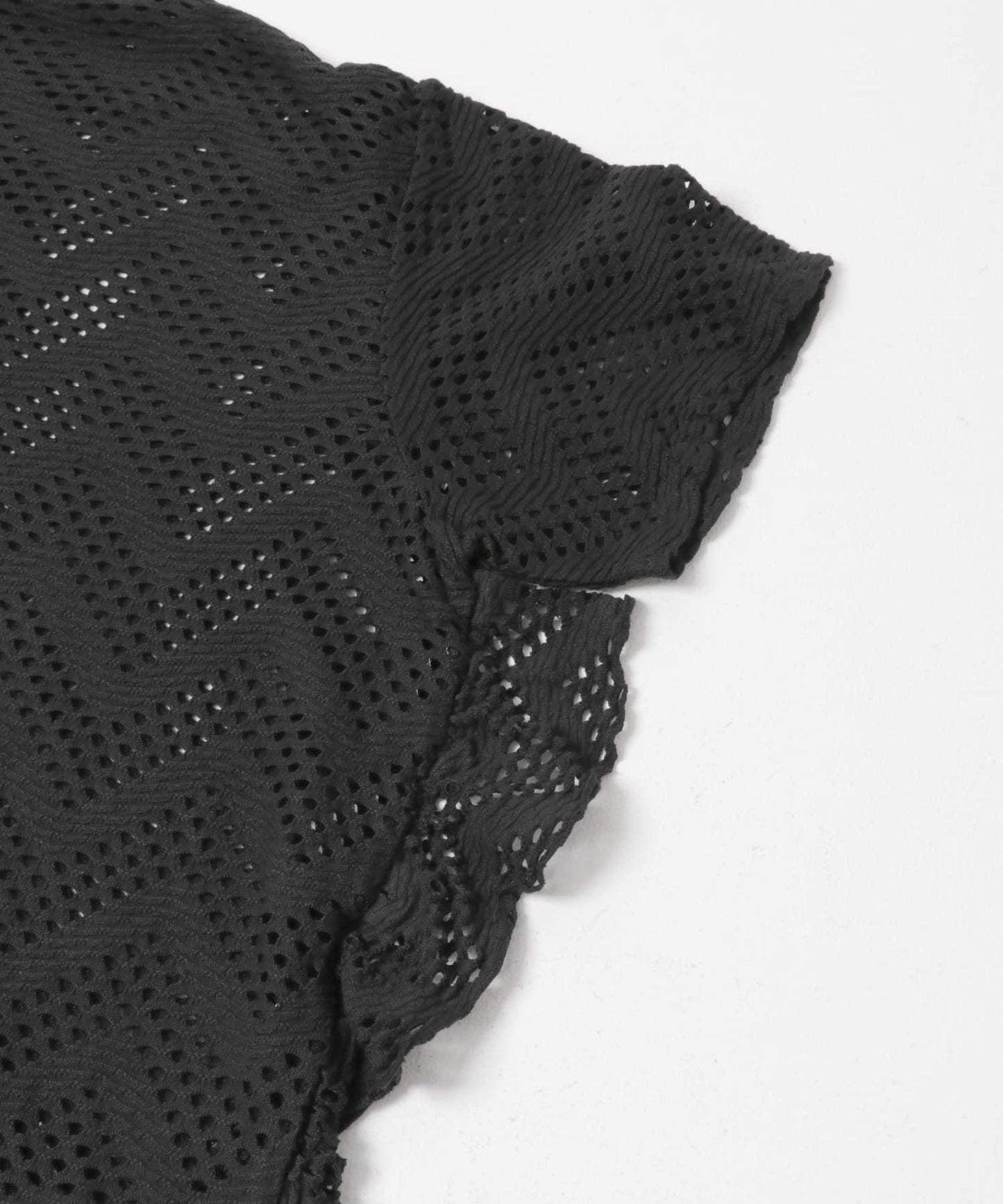 unfil PATTERN MESH RUFFLED 圖案網紗荷葉邊 T恤