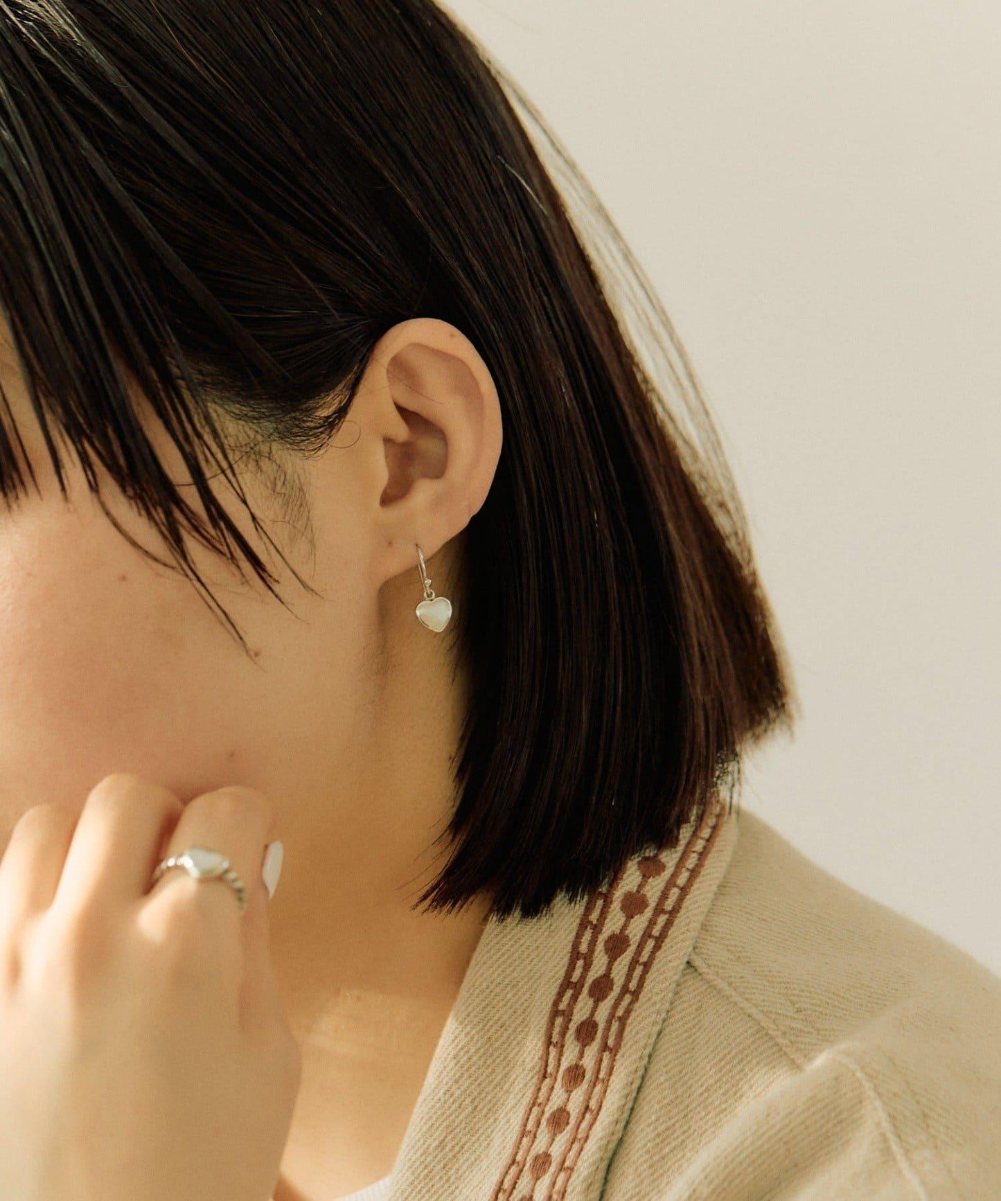 《スターリングシルバー使用》貝殼愛心耳釘