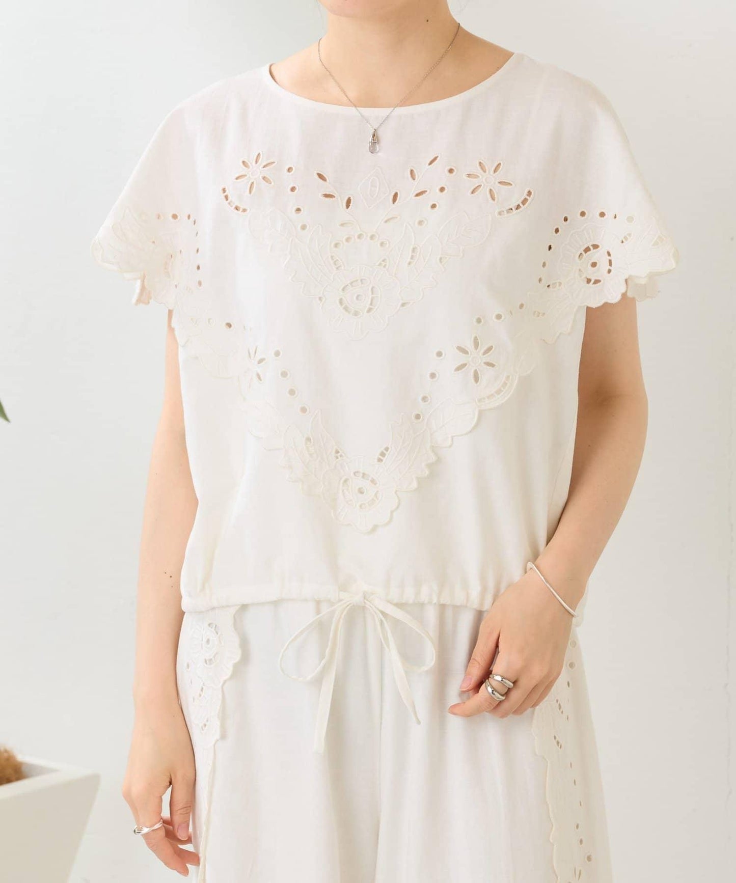 花朵鏤空拼接刺繡 襯衫 BL