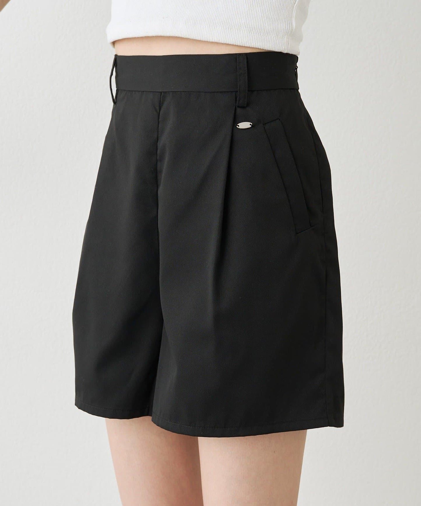 プレート付きタックショートパンツ