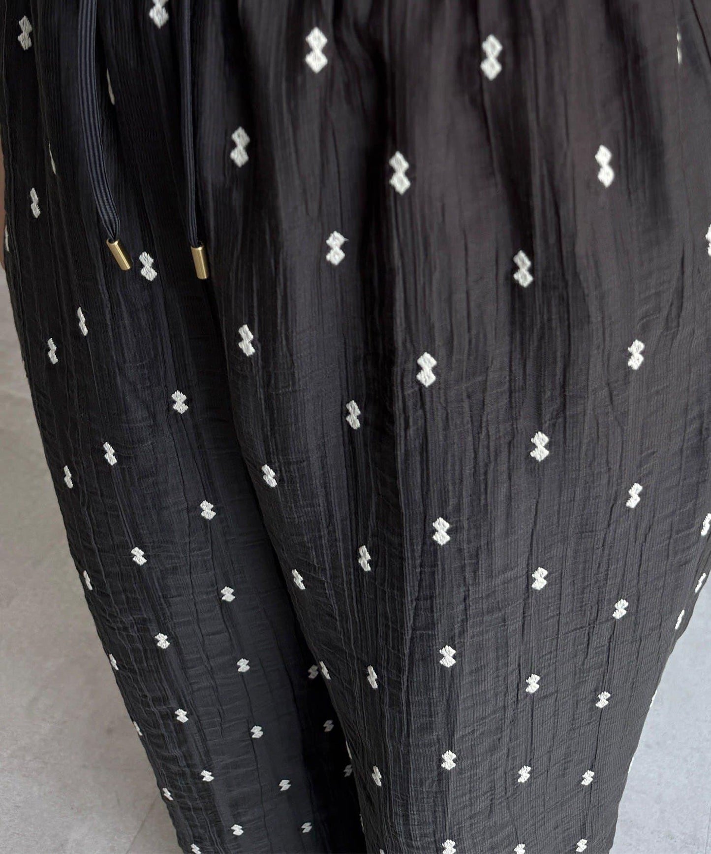 透視壓褶刺繡長褲