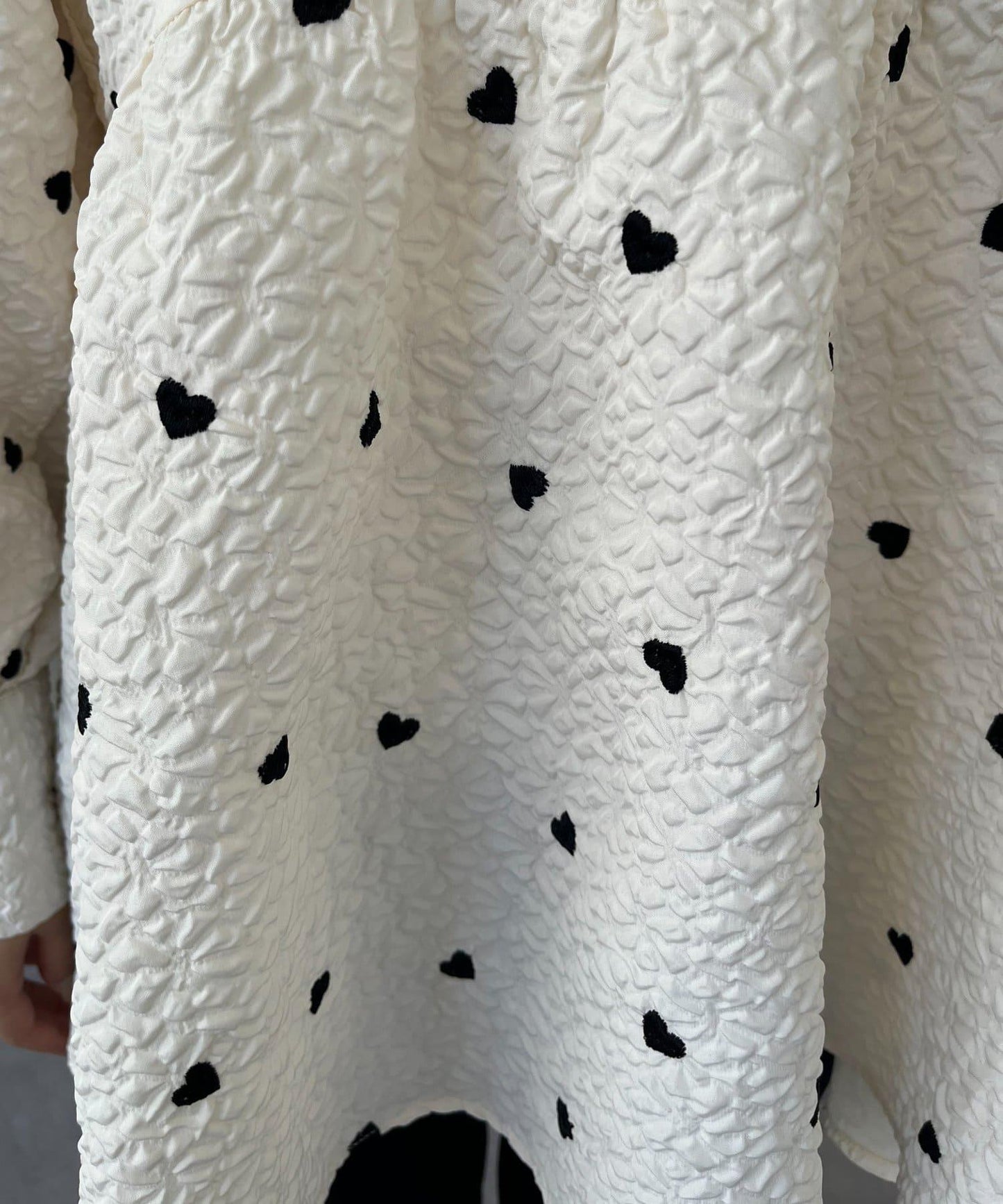 心形刺繡泡泡袖收腰襯衫