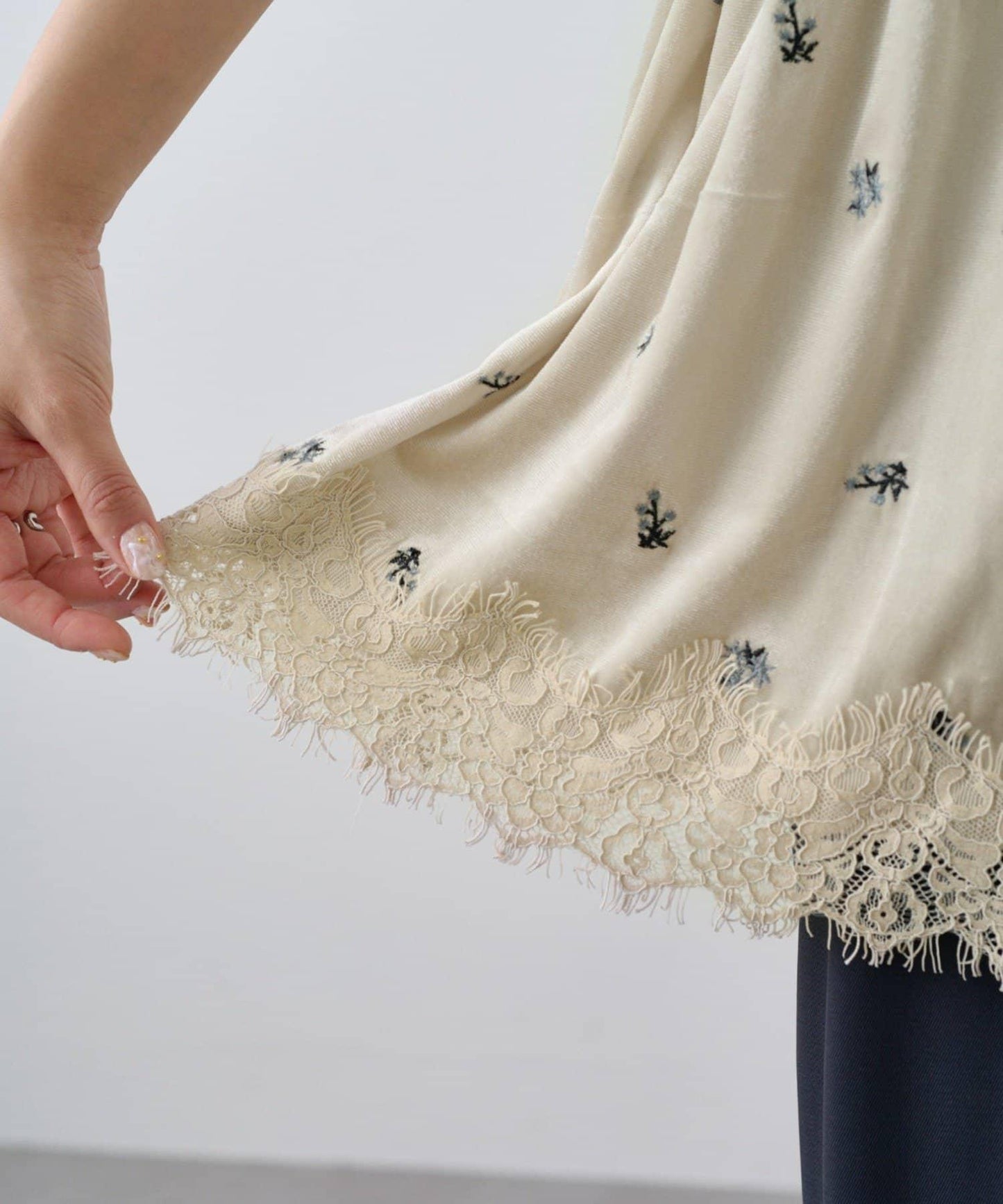 天鵝絨小碎花刺繡前開襟吊帶