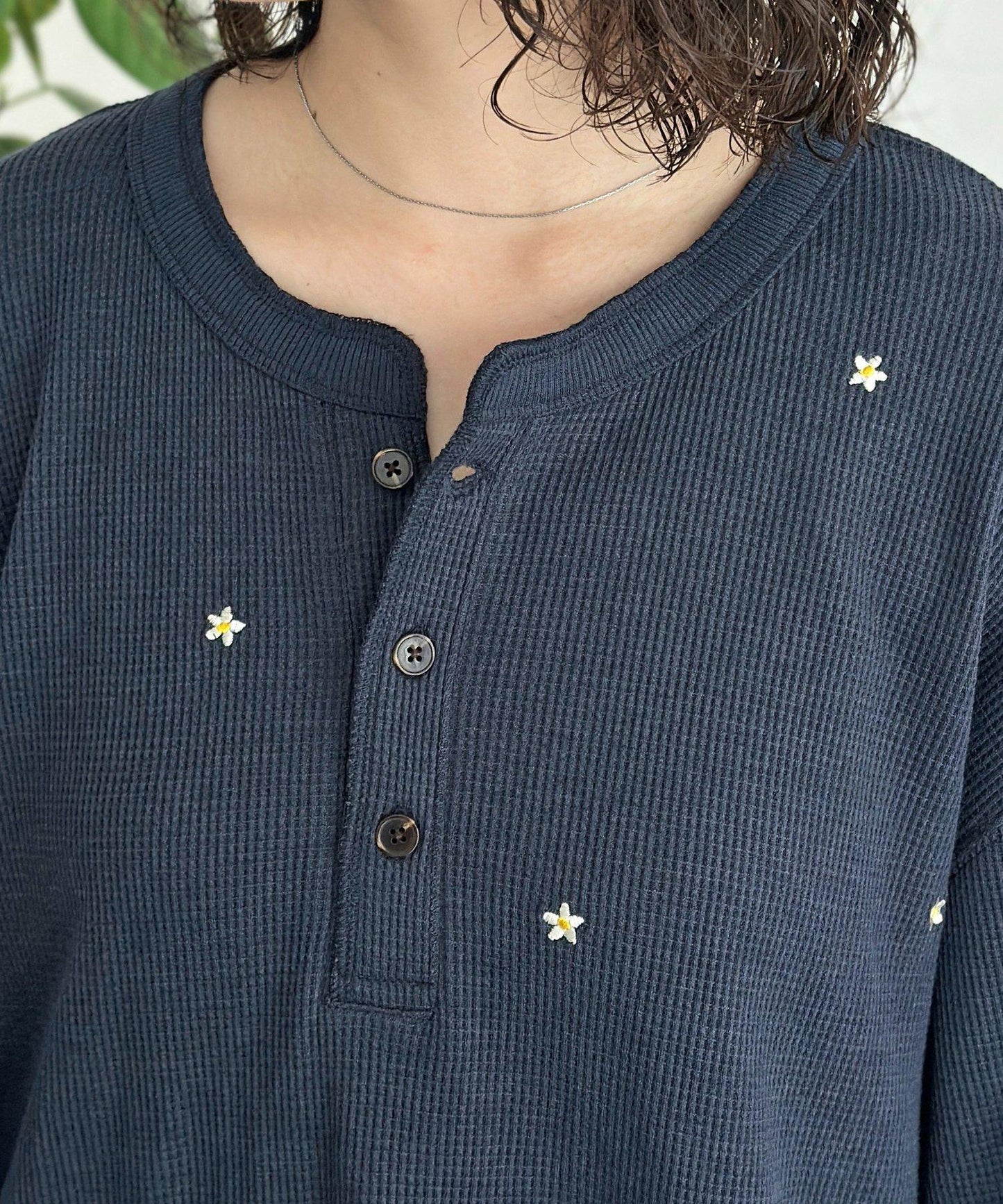 フラワー刺繍ワッフルヘンリーネック
