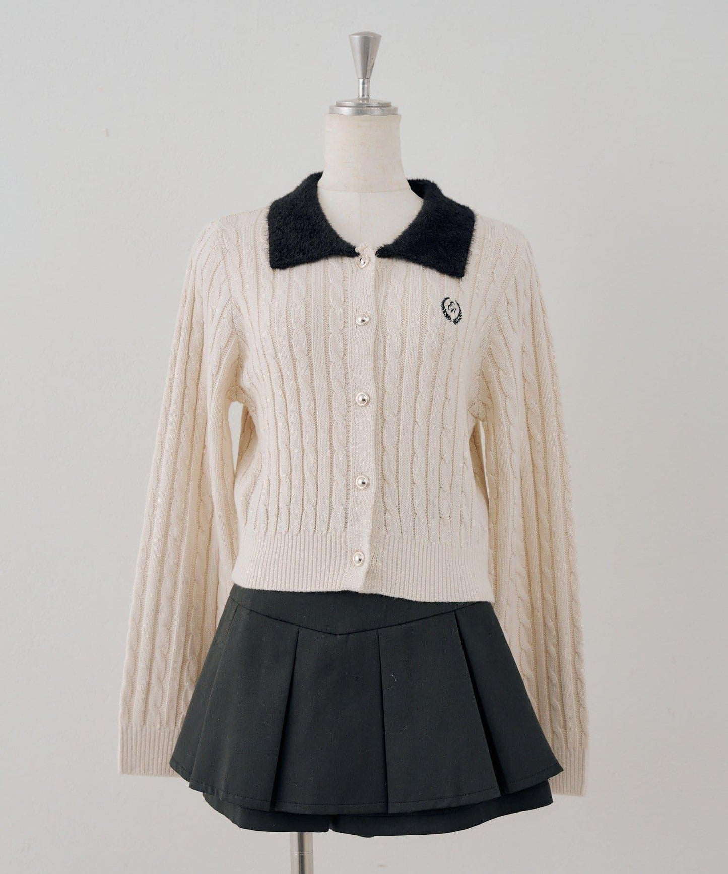 NICE CLAUP 翻領毛絨針織開衫 女士 短款 絞花針織 拼色 刺繡 紐扣 連衣裙