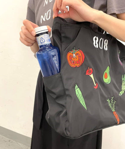 《首次合作商品！/輕量/A4尺寸適用》ear×中山健 808(菜市場)刺繡手提包