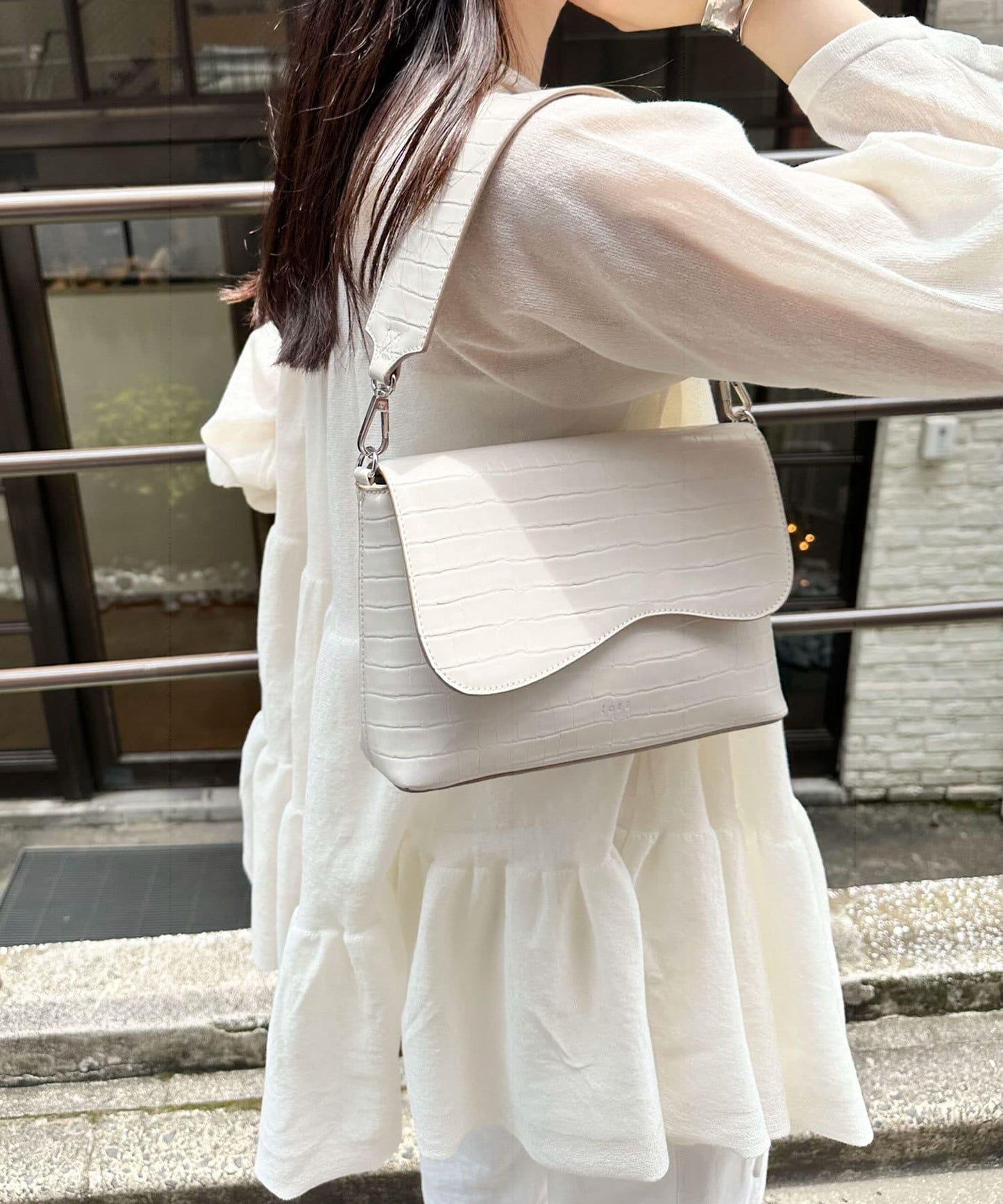 【3色展開】loti 鱷魚紋豆莢式翻蓋肩包