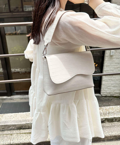 【3色展開】loti 鱷魚紋豆莢式翻蓋肩包