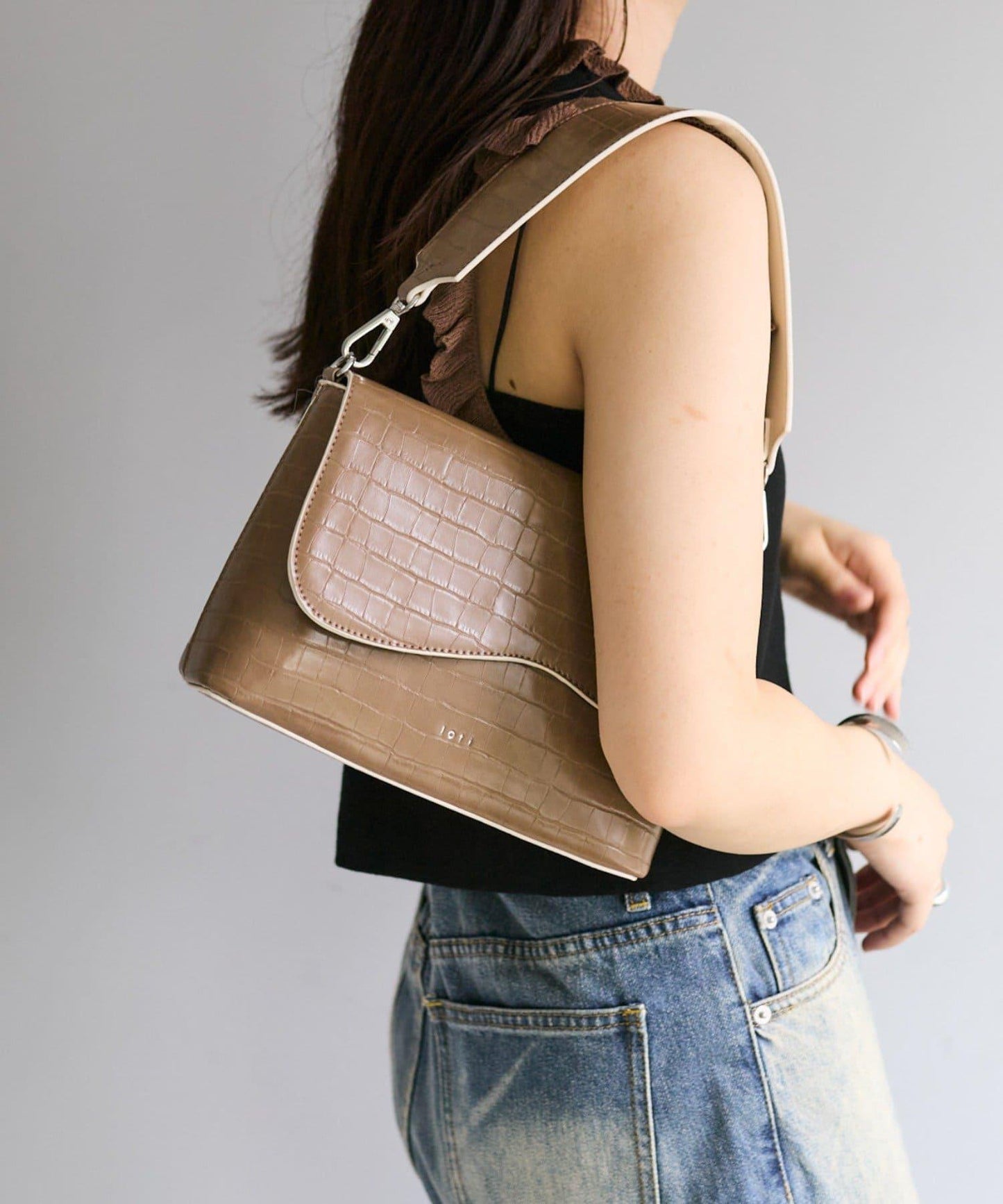 【3色展開】loti 鱷魚紋豆莢式翻蓋肩包