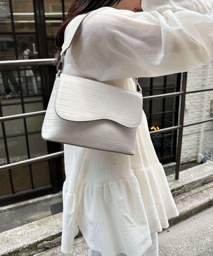 【3色展開】loti 鱷魚紋豆莢式翻蓋肩包