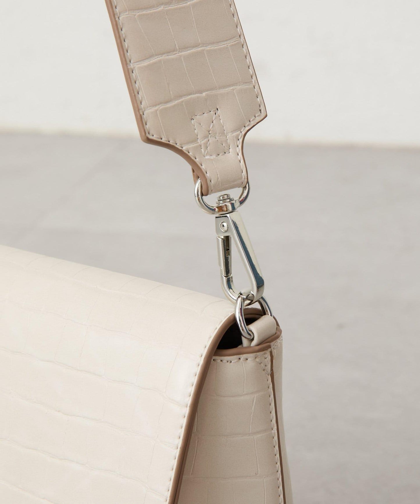 【3色展開】loti 鱷魚紋豆莢式翻蓋肩包