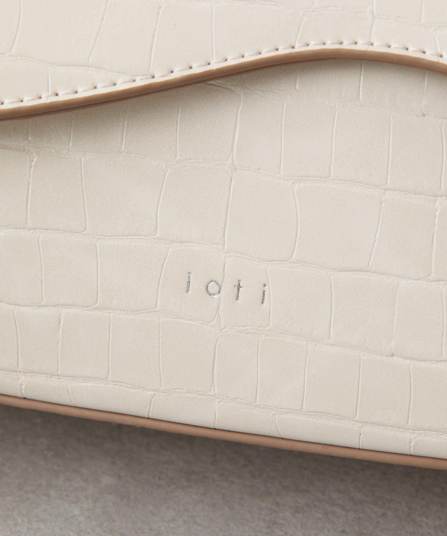 【3色展開】loti 鱷魚紋豆莢式翻蓋肩包