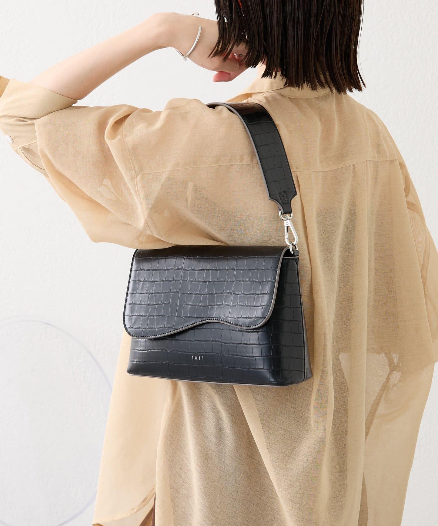 【3色展開】loti 鱷魚紋豆莢式翻蓋肩包