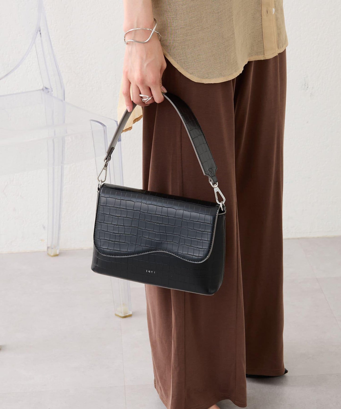 【3色展開】loti 鱷魚紋豆莢式翻蓋肩包