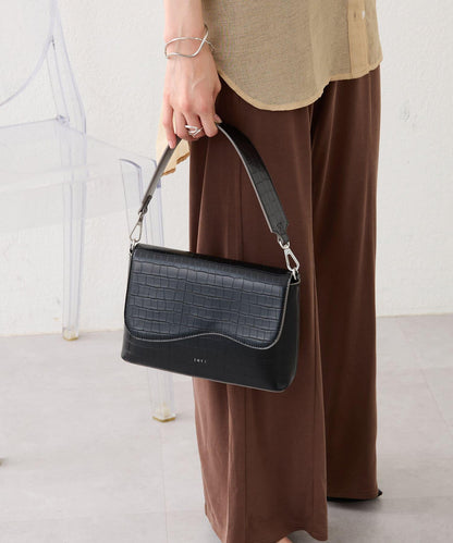 【3色展開】loti 鱷魚紋豆莢式翻蓋肩包