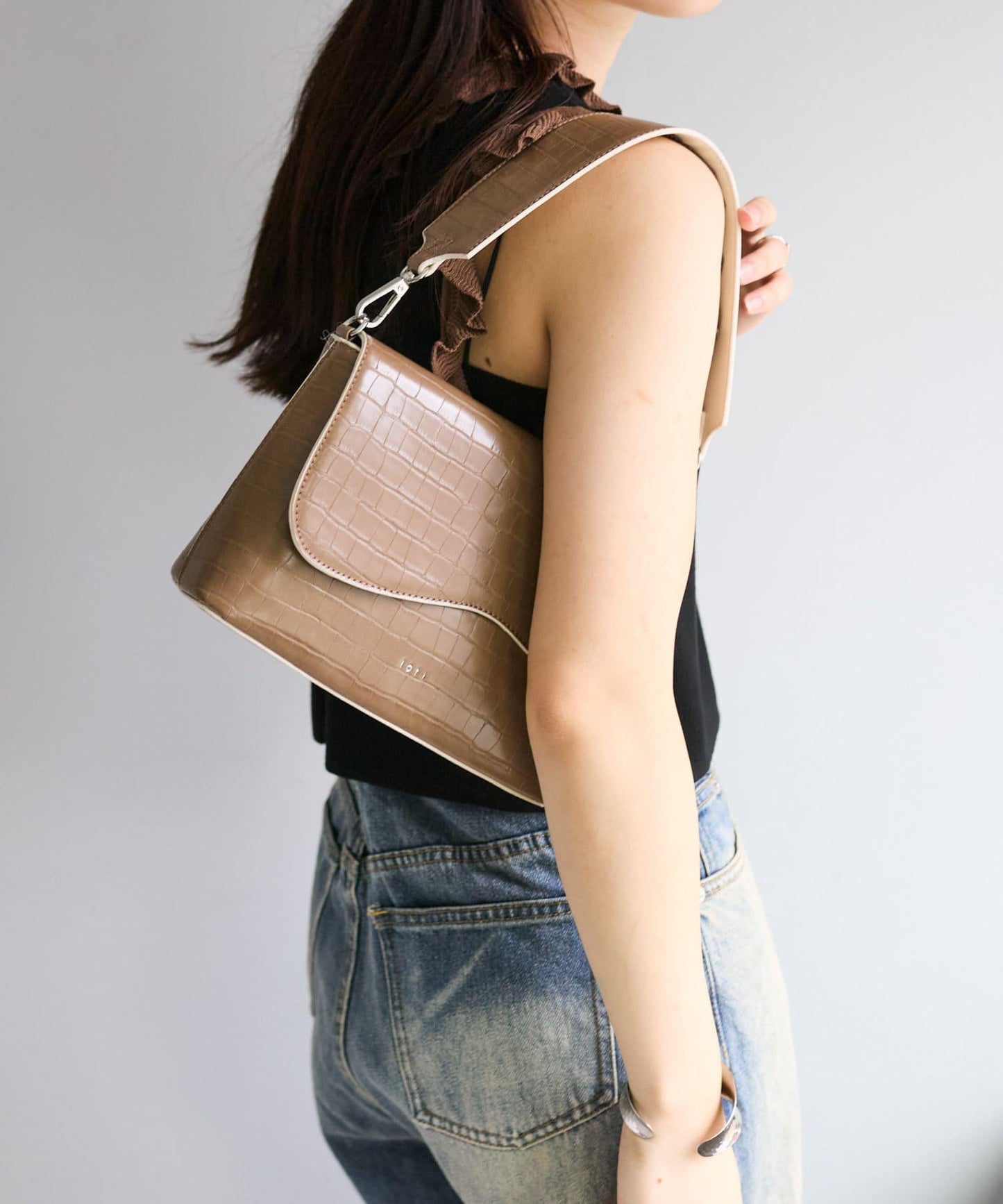 【3色展開】loti 鱷魚紋豆莢式翻蓋肩包