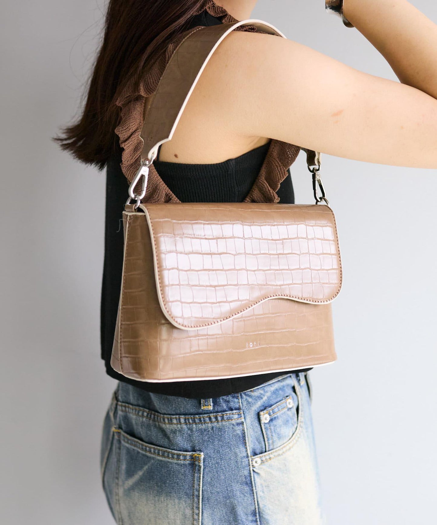 【3色展開】loti 鱷魚紋豆莢式翻蓋肩包