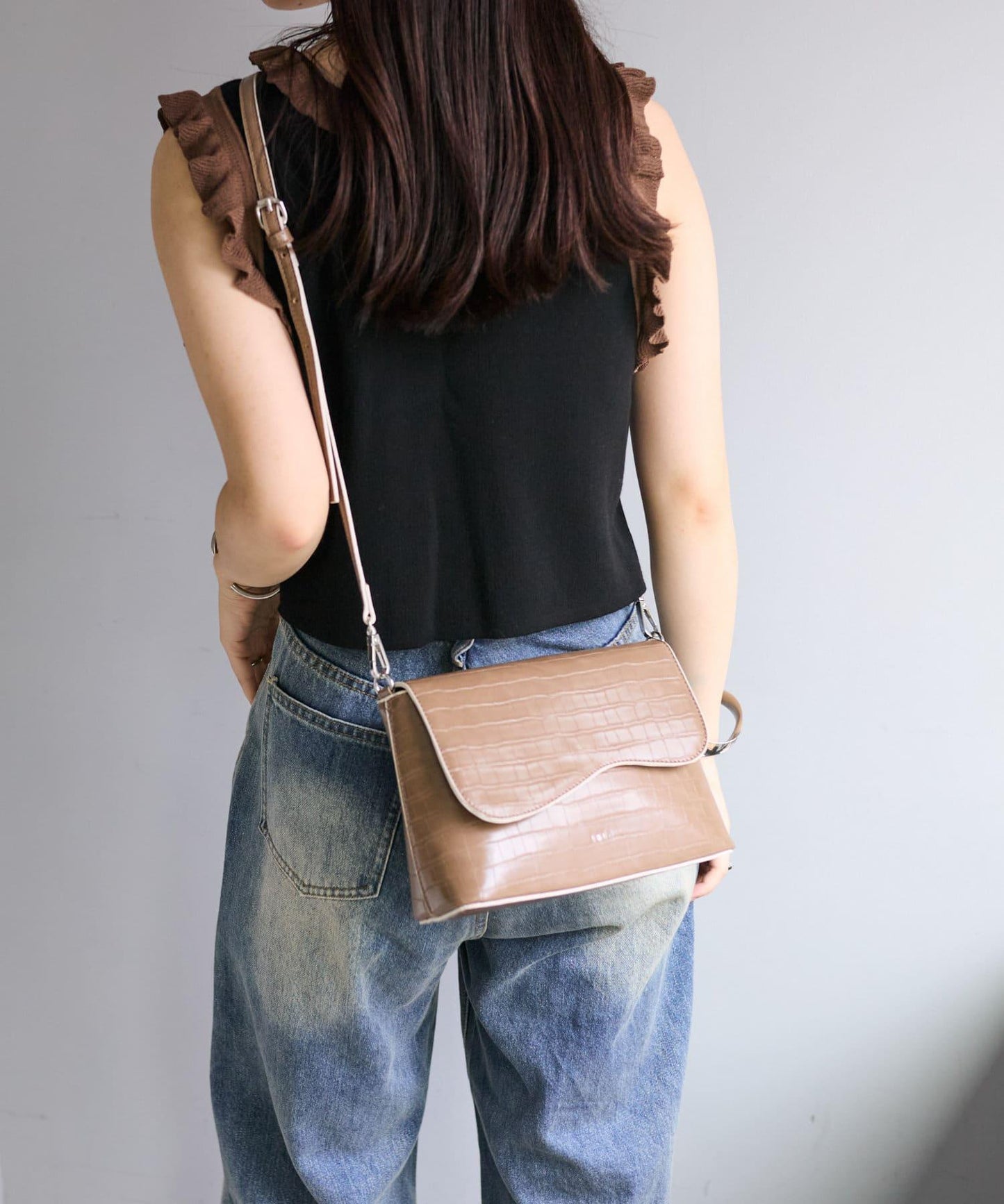 【3色展開】loti 鱷魚紋豆莢式翻蓋肩包