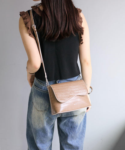 【3色展開】loti 鱷魚紋豆莢式翻蓋肩包