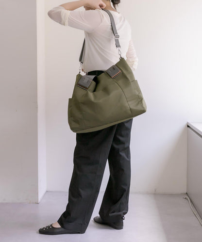《社交網絡人氣急升！/適合1、2晚旅行或出差》帶肩帶/樹脂配件大號手提袋