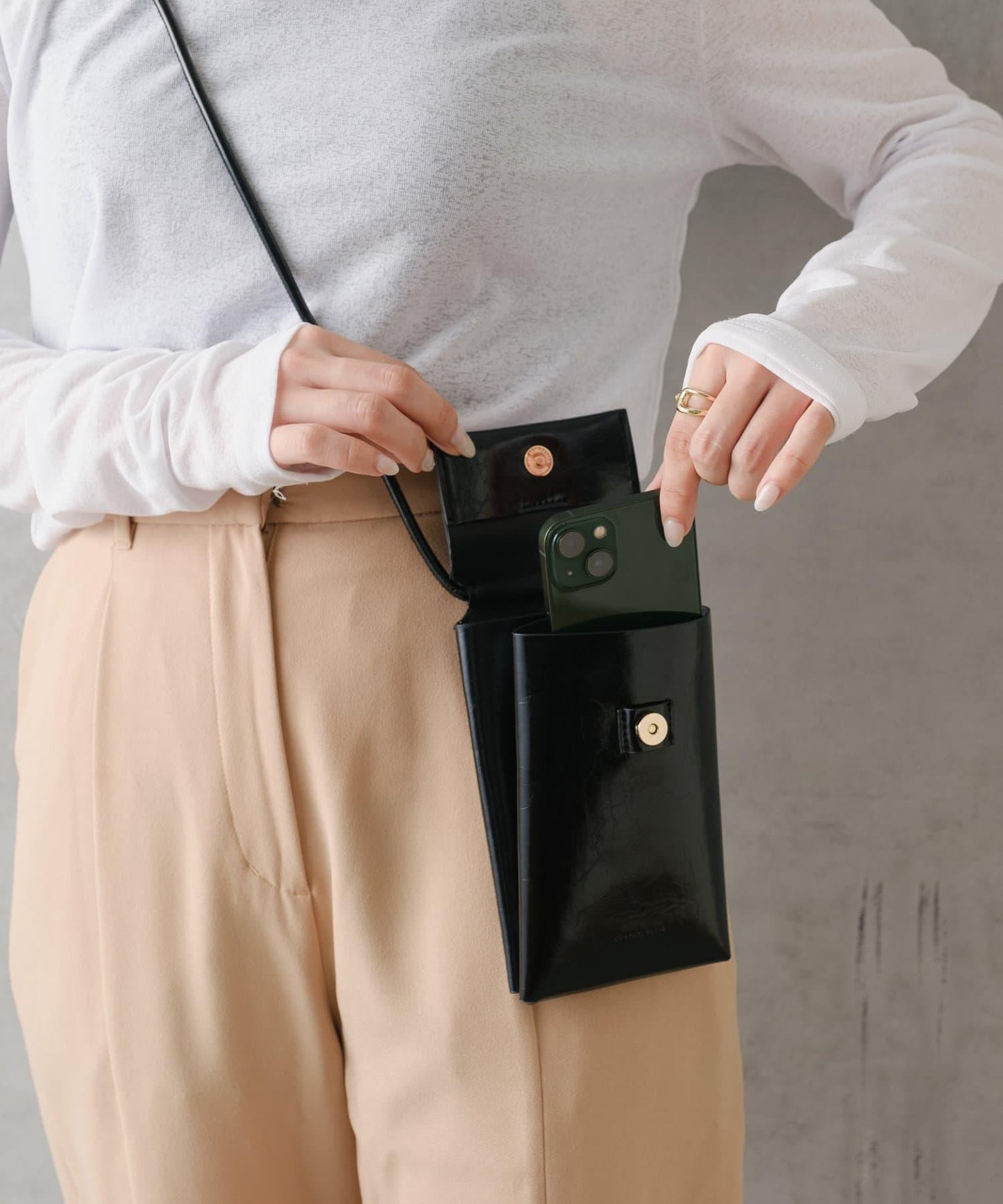 【控制狂】褶皺手機肩揹包