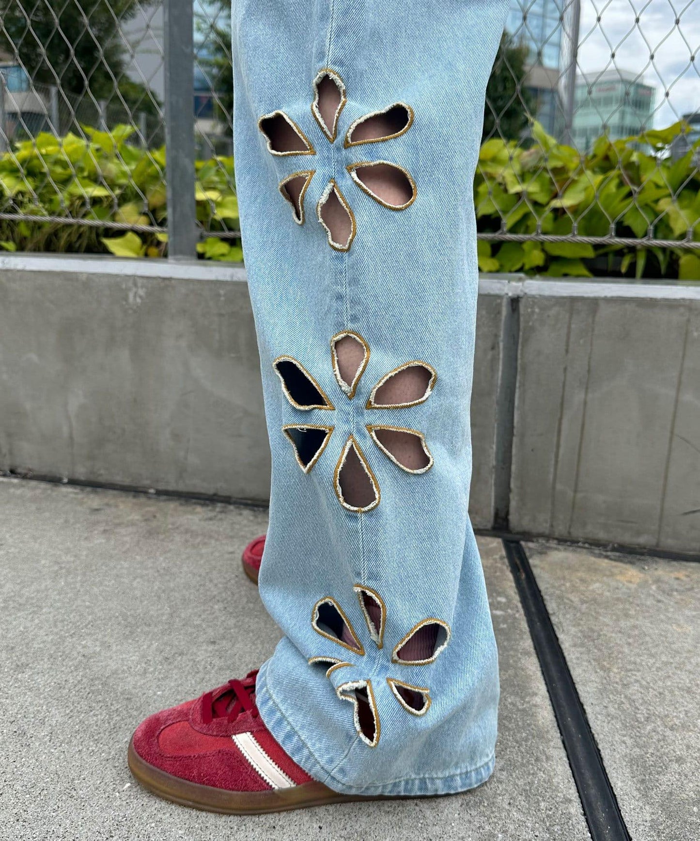 【2024AW】【HELLO.SANFRANCISCO/你好，舊金山】花朵剪裁牛仔褲