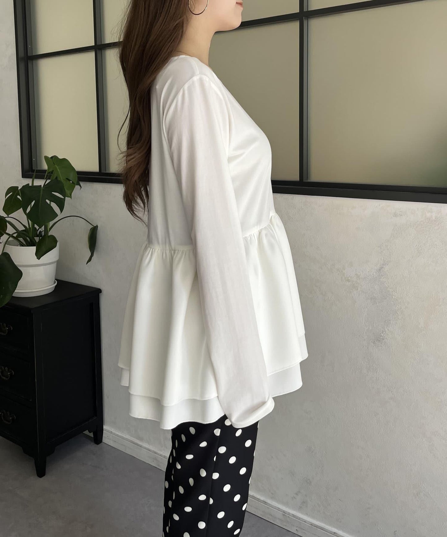 背面金屬疊層荷葉邊上衣T