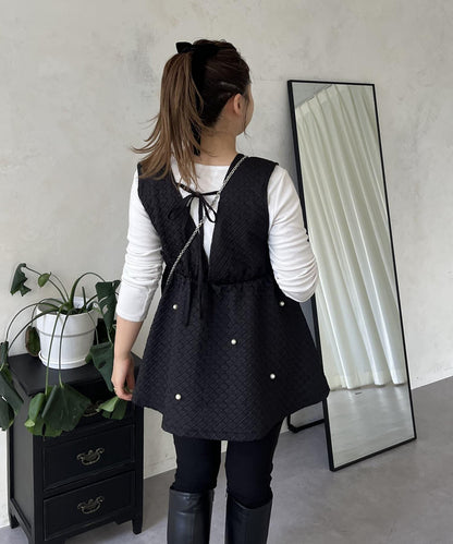 【MOMO COLLECTION】深V領珍珠荷葉邊馬甲