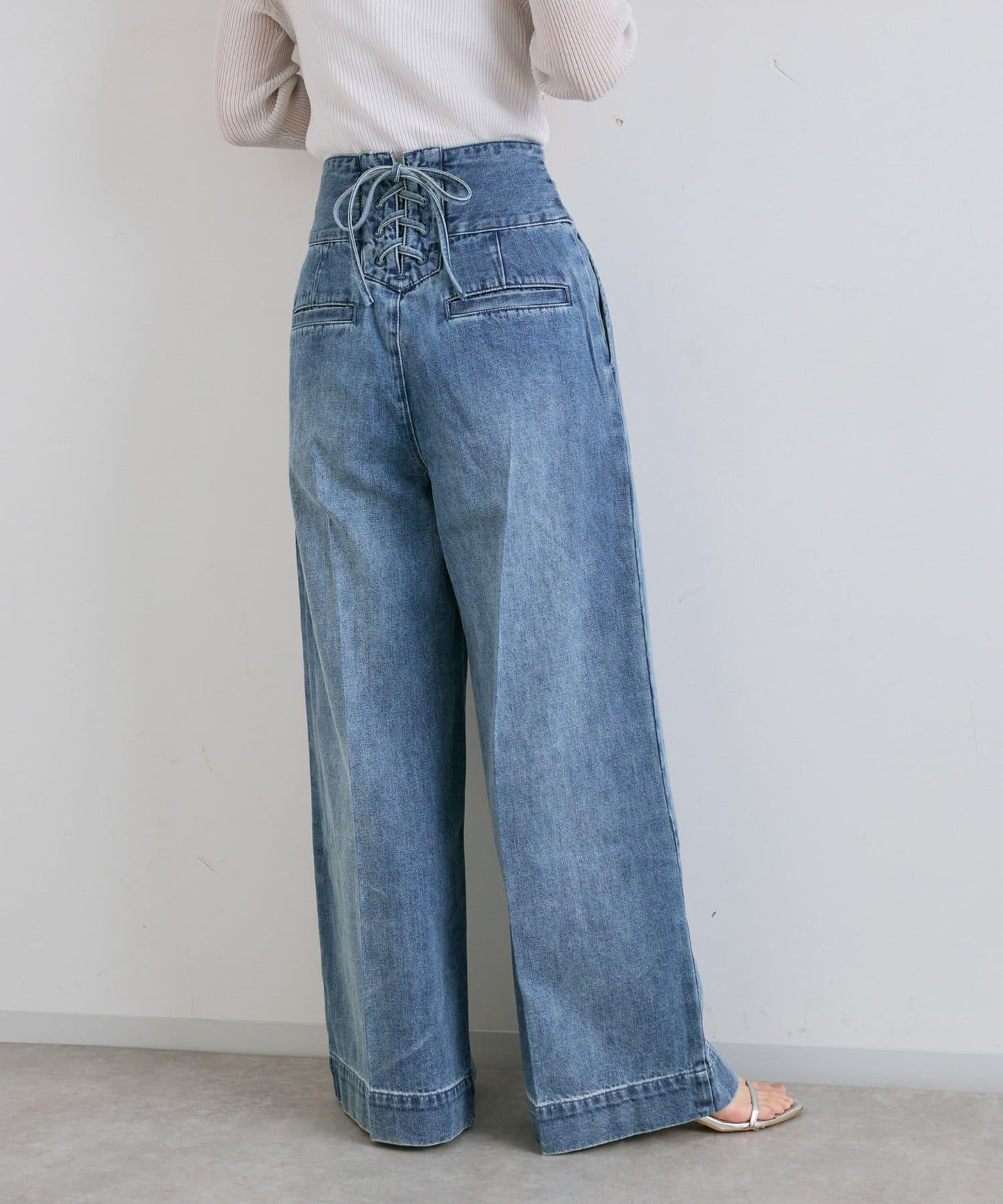 後背係扣裝寬鬆牛仔褲