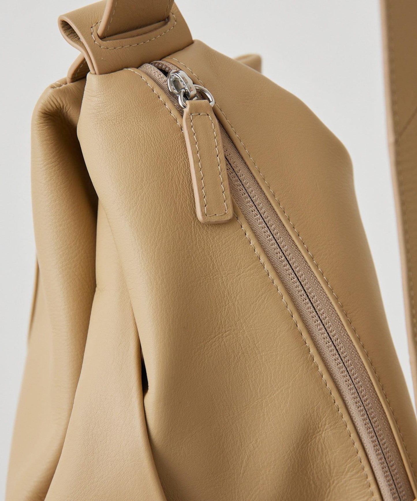 《全真皮》兩用皮革肩揹包