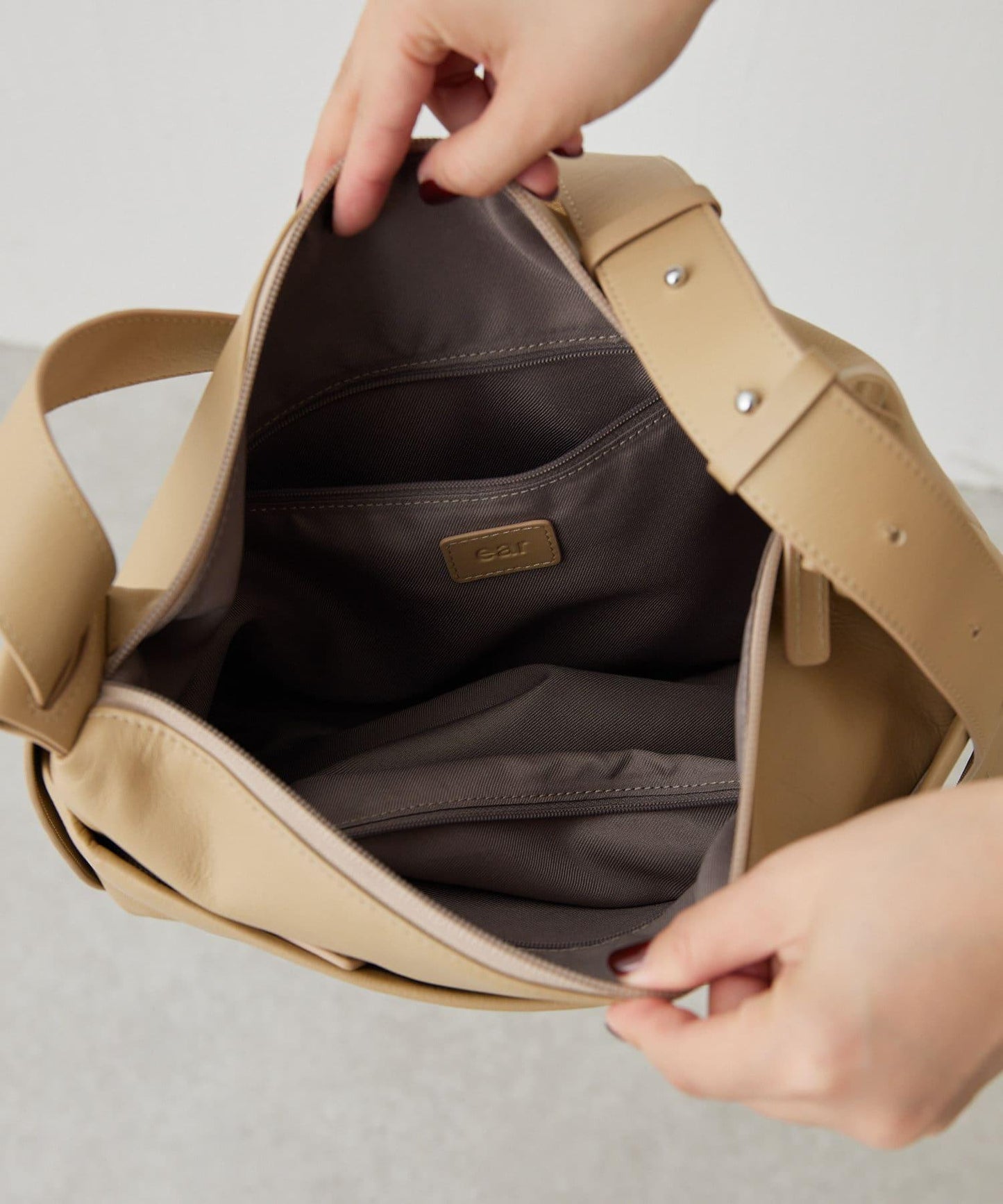 《全真皮》兩用皮革肩揹包