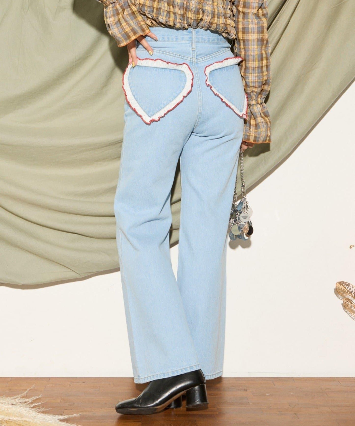 【HELLO.SANFRANCISCO】心形口袋蕾絲拼接喇叭牛仔褲