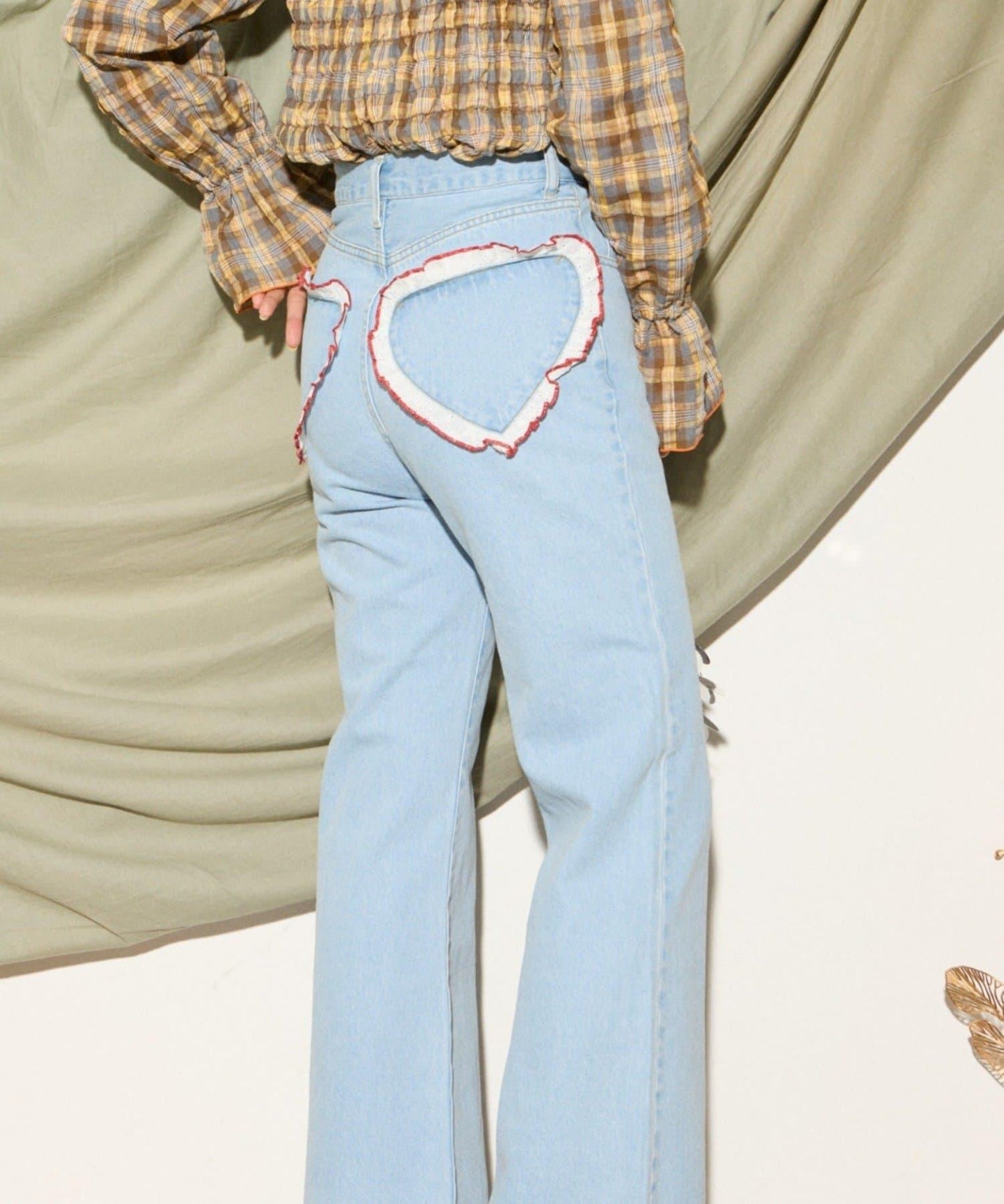 【HELLO.SANFRANCISCO】心形口袋蕾絲拼接喇叭牛仔褲