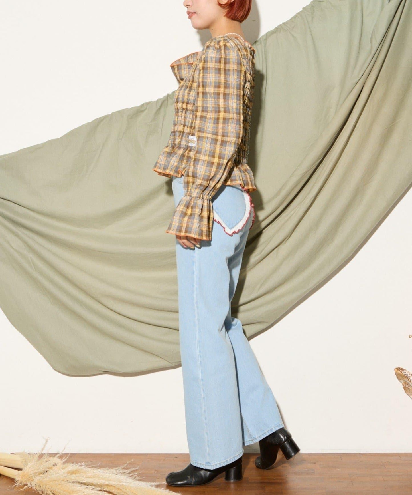 【HELLO.SANFRANCISCO】心形口袋蕾絲拼接喇叭牛仔褲