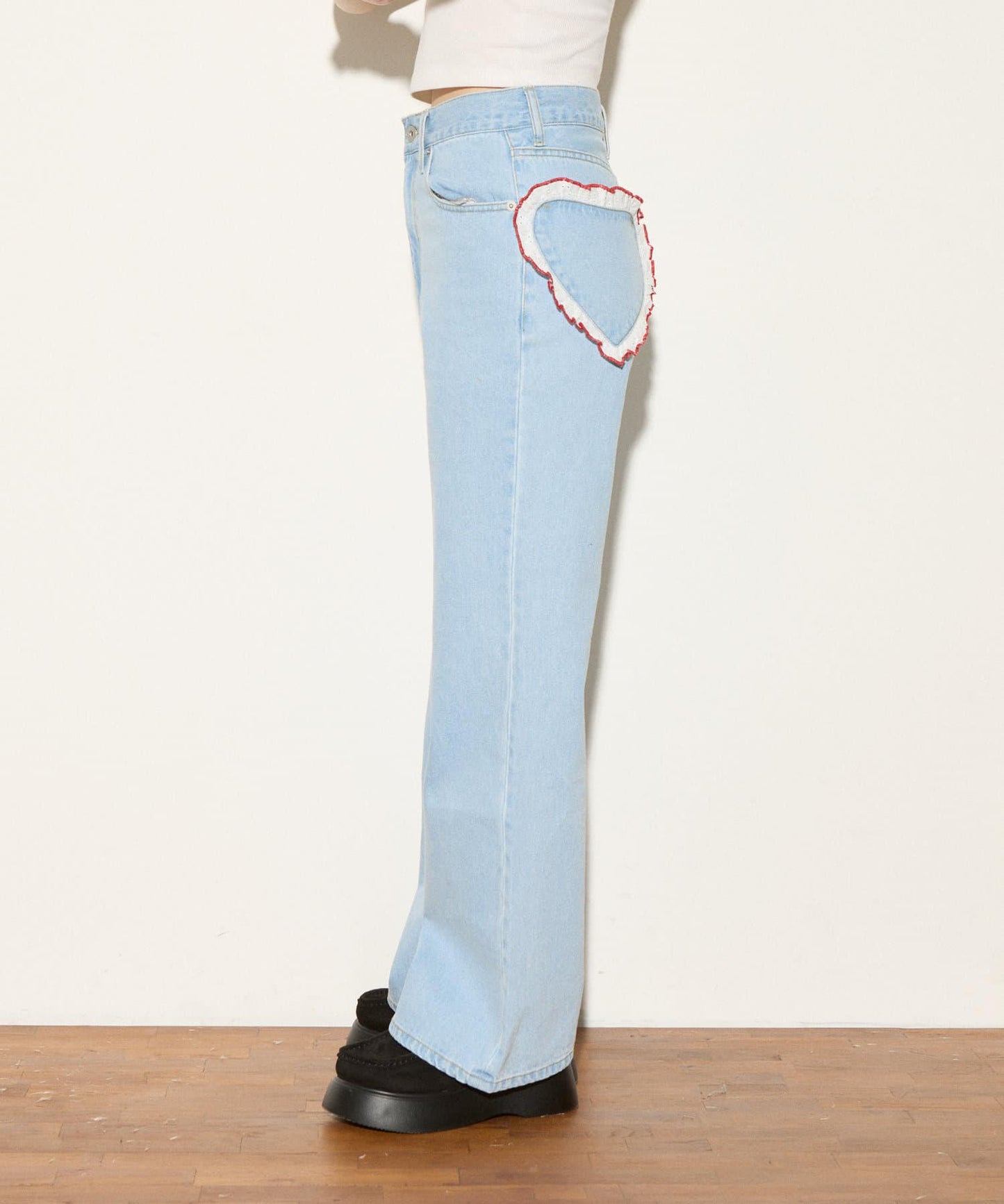 【HELLO.SANFRANCISCO】心形口袋蕾絲拼接喇叭牛仔褲