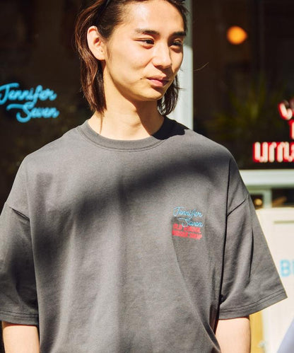 JENNIFER SEVEN×FREAK'S STORE 聯名 大尺寸 後背印花 圓領T恤