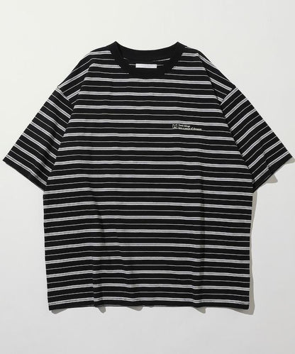 BASIC標誌刺繡T恤條紋/一點刺繡條紋T恤/短袖